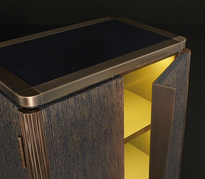 Bronze details of Soho, a cabinet in gold brushed stained blue oak with bronze details, from Promemoria's The London Collection | Promemoria