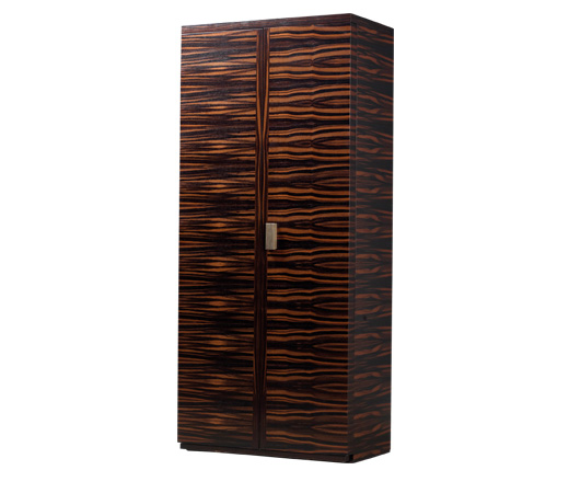 „Stanley“ ist ein Holzschrank mit Bronzegriff und lederbezogener Innenausstattung, aus dem Katalog von Promemoria | Promemoria