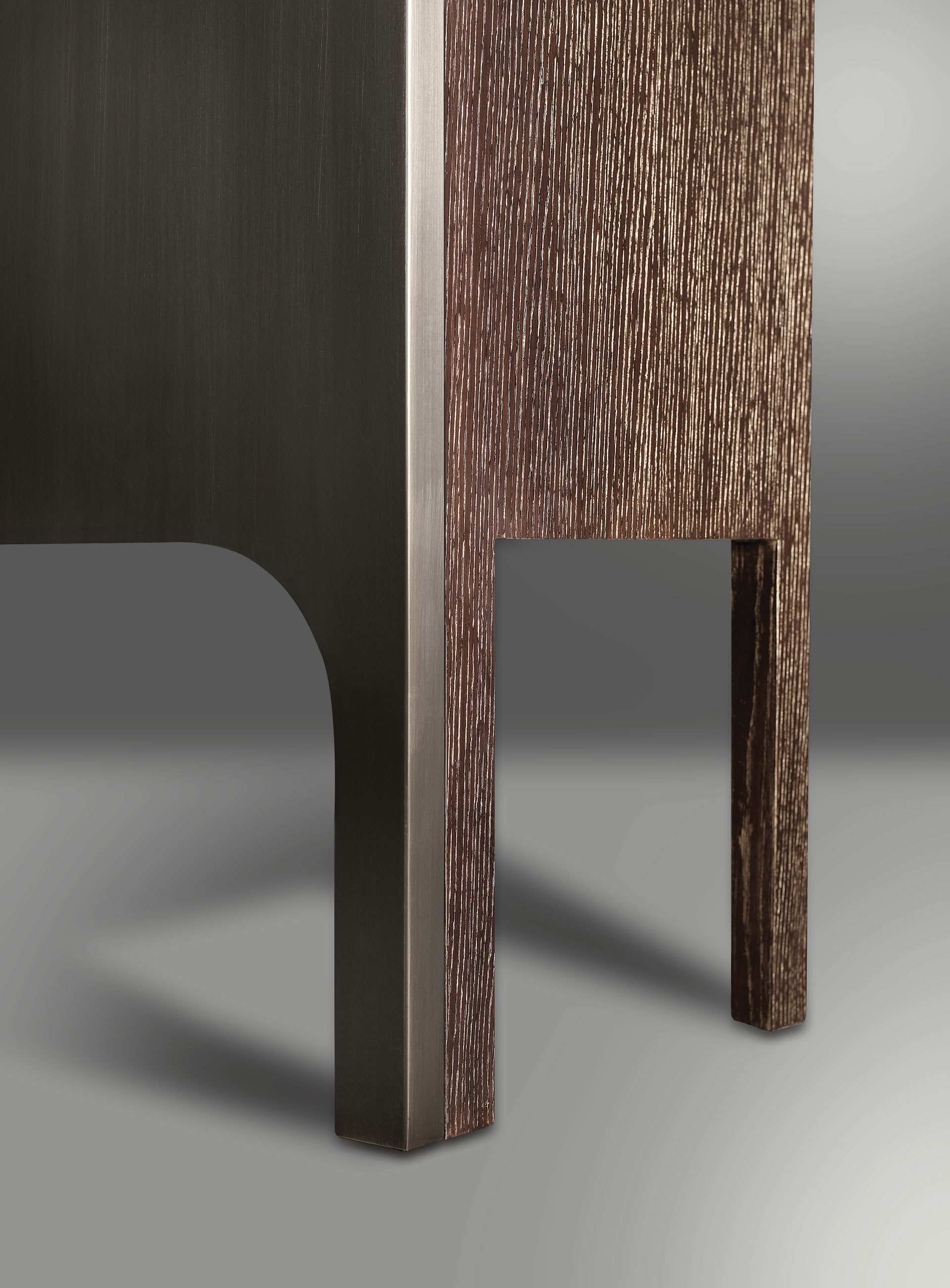 Interno di Tom Bombadil, mobile contenito in legno con profili in bronzo e una maniglia in vetro di Murano, del catalogo di Promemoria | Promemoria