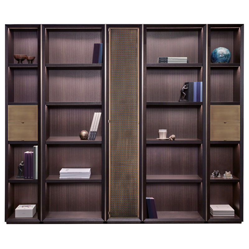 Nightwood est une bibliothèque modulaire en bois, avec des finitions en bronze. Ce meuble fait partie de la collection « Night Tales » de Promemoria | Promemoria