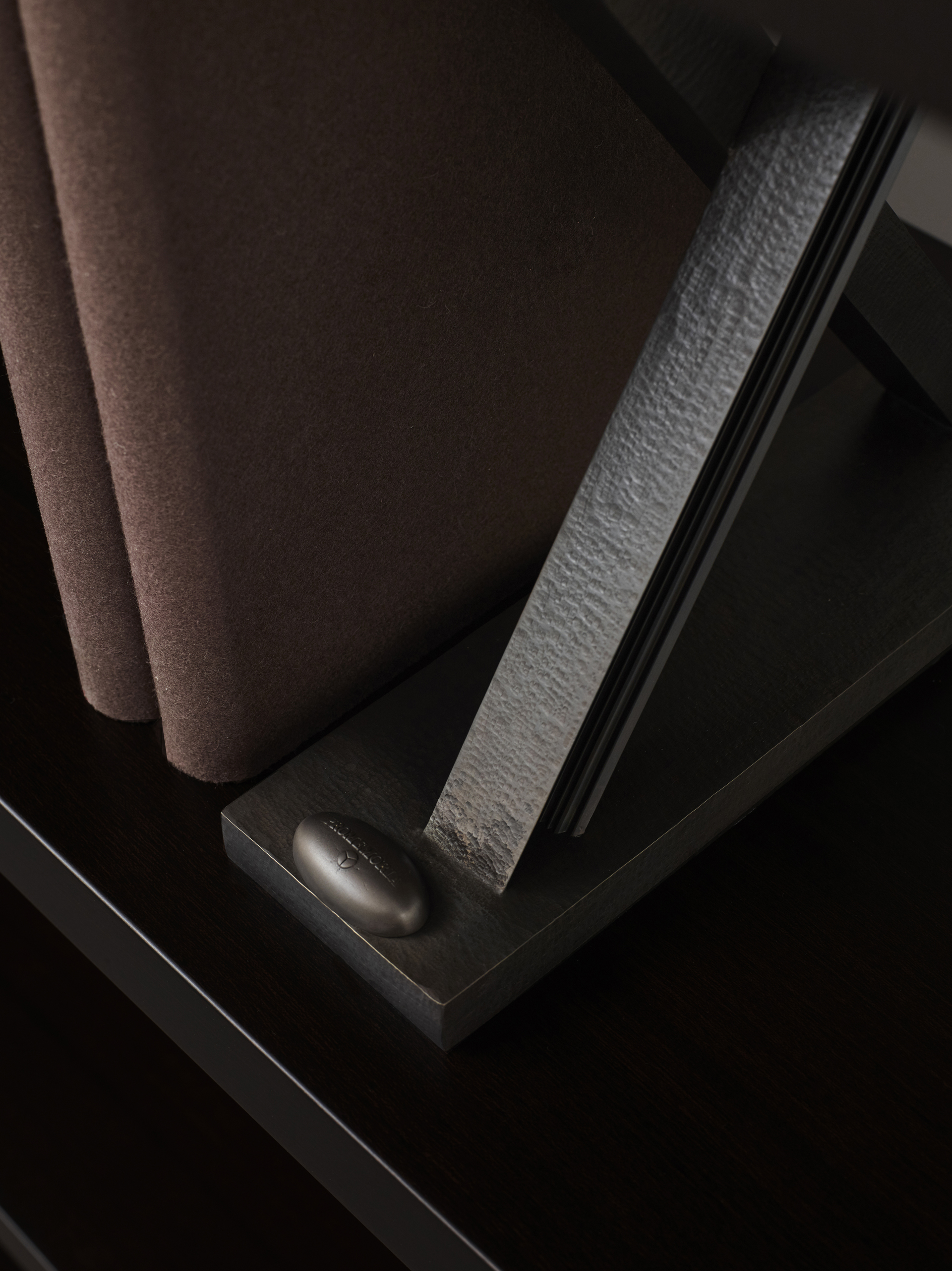 Dettaglio dei ripiani rivestiti in pelle di X Libreria, una libreria modulare in legno con supporti in bronzo a forma di X, del catalogo di Promemoria | Promemoria