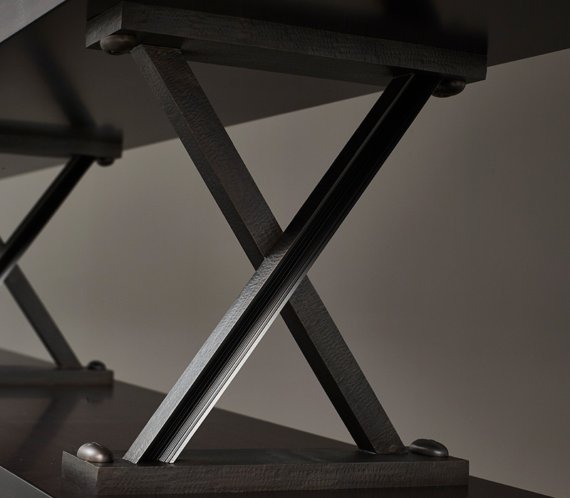 Detailansicht von „X Libreria“, modulares Bücherregal aus Holz mit x-förmigen Bronzestützen, aus dem Katalog von Promemoria | Promemoria