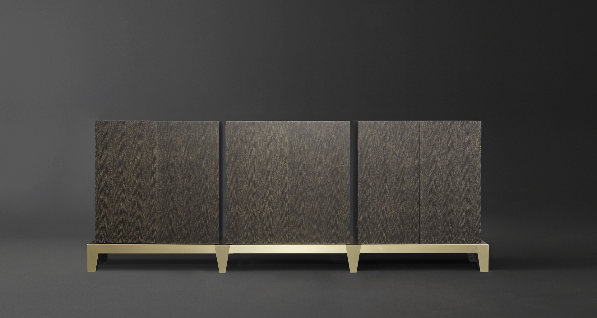 Amarcord is a wooden modular cabinet with doors or drawers and buit-in or bronze handles from the Promemoria's catalogue | Promemoria