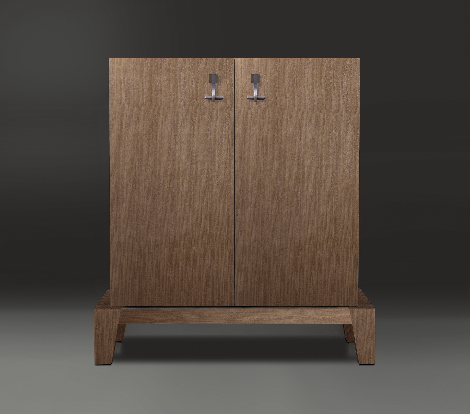 Dettaglio di Amarcord in mogano grigio chiaro con ante intarsiate in legno amaranto, mogano grigio chiaro e teak. 