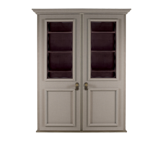 „George“ ist ein modularer Kleiderschrank aus Holz mit zwei, drei oder vier Türen, mit Samt- oder Leinenbezug und Details in Bronze, aus dem Katalog von Promemoria | Promemoria