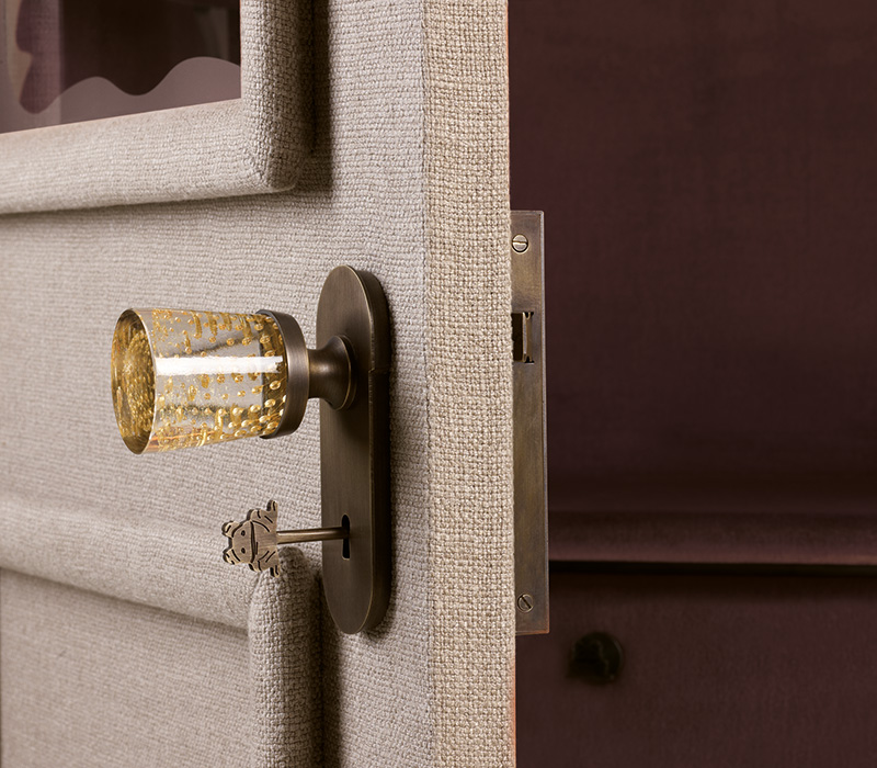 George组合实木衣柜配有两扇、三扇或四扇门，以天鹅绒或亚麻包衬，搭配青铜细节，把手细节详见Promemoria产品目录 | Promemoria