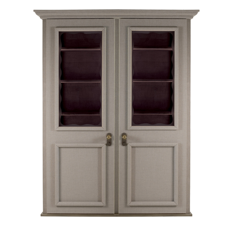 George est une armoire-dressing modulaire en bois à deux, trois ou quatre portes, avec revêtement en velours ou lin et finitions en bronze. Ce meuble figure dans le catalogue Promemoria | Promemoria
