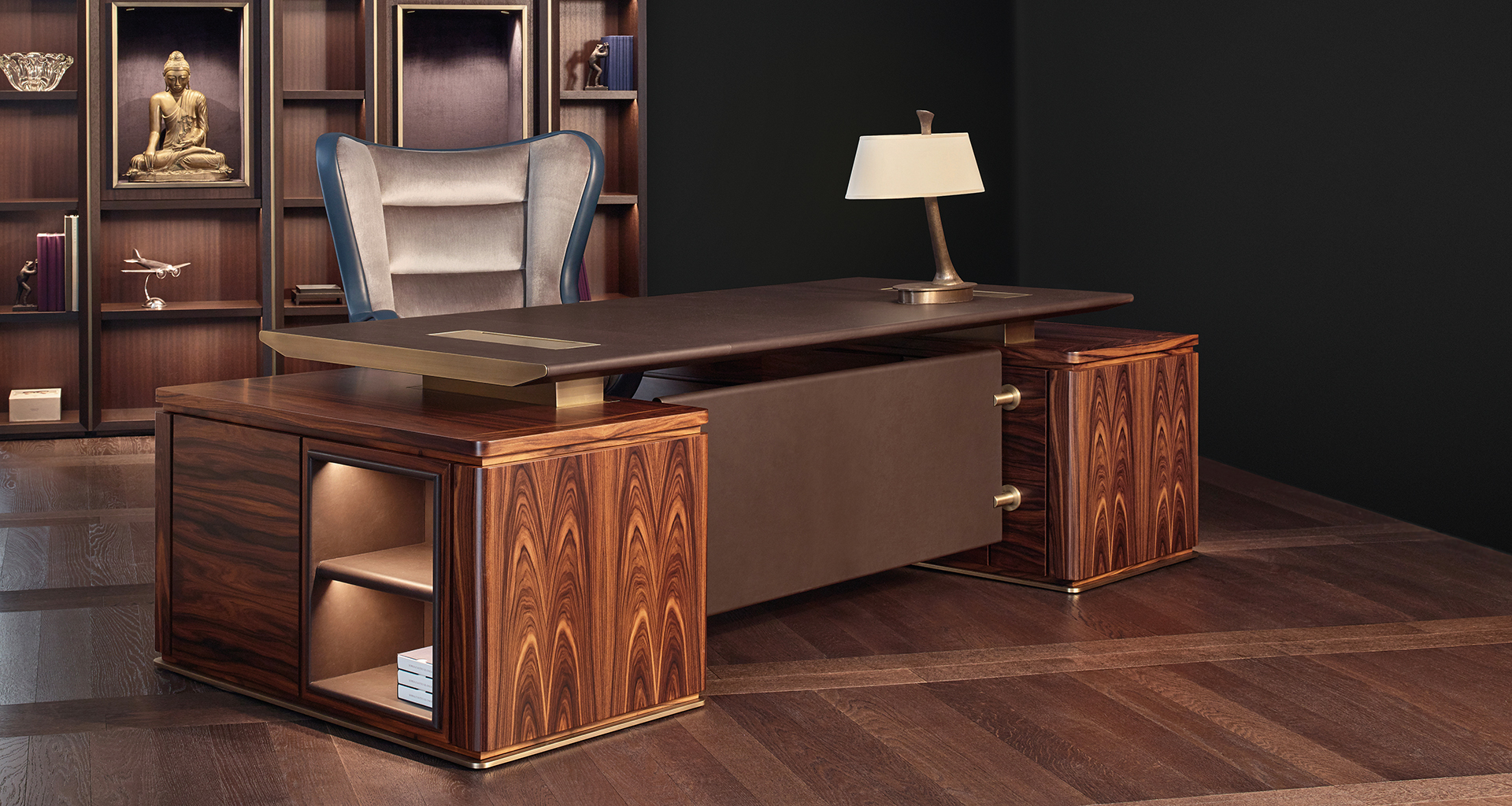 Au Bout de la Nuit è uno scrittoio in legno con base e dettagli in bronzo del catalogo Promemoria, disegnato da Davide Sozzi nel 2016 | Promemoria