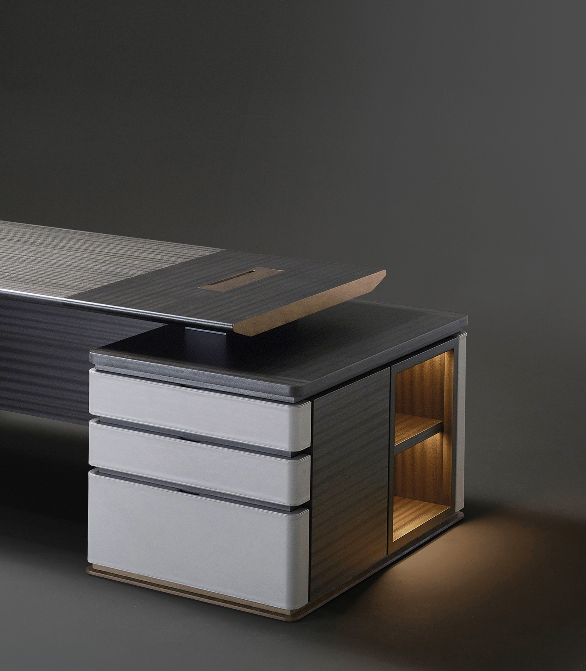 Au Bout de la Nuit è uno scrittoio in legno con base e dettagli in bronzo del catalogo Promemoria, disegnato da Davide Sozzi nel 2016 | Promemoria