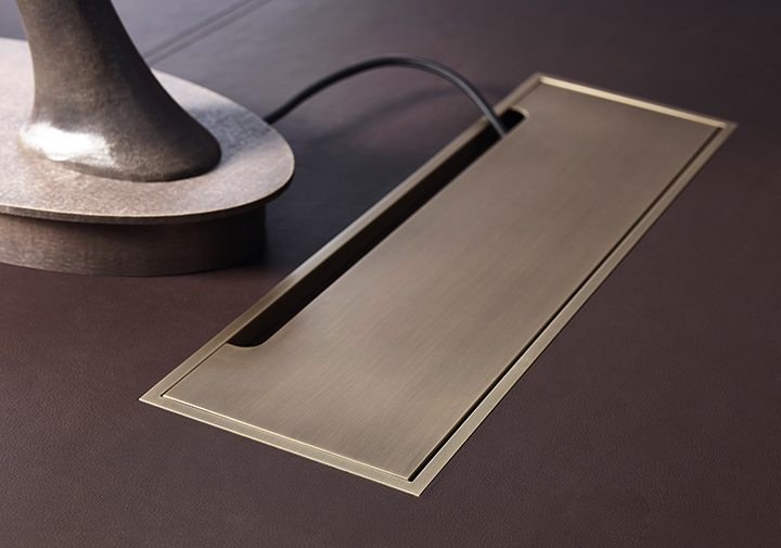 Detail of Au Bout de la Nuit, a wooden writing desk with base and details in bronze from the Promemoria's catalogue, that has been designed by Davide Sozzi in 2016 | Promemoria