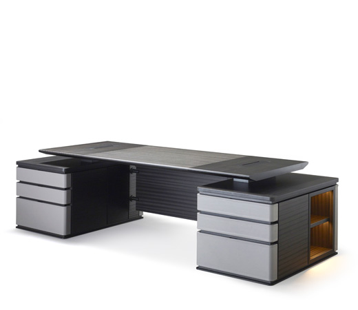 Au Bout de la Nuit is a wooden writing desk with base and details in bronze from the Promemoria's catalogue, that has been designed by Davide Sozzi in 2016 | Promemoria