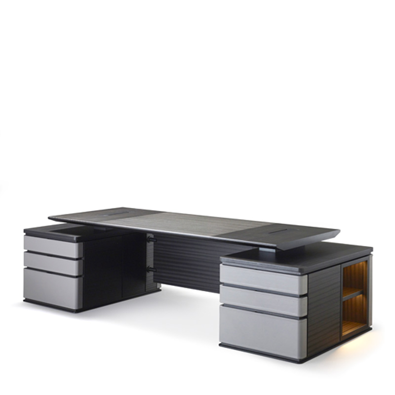 Au Bout de la Nuit is a wooden writing desk with base and details in bronze from the Promemoria's catalogue, that has been designed by Davide Sozzi in 2016 | Promemoria
