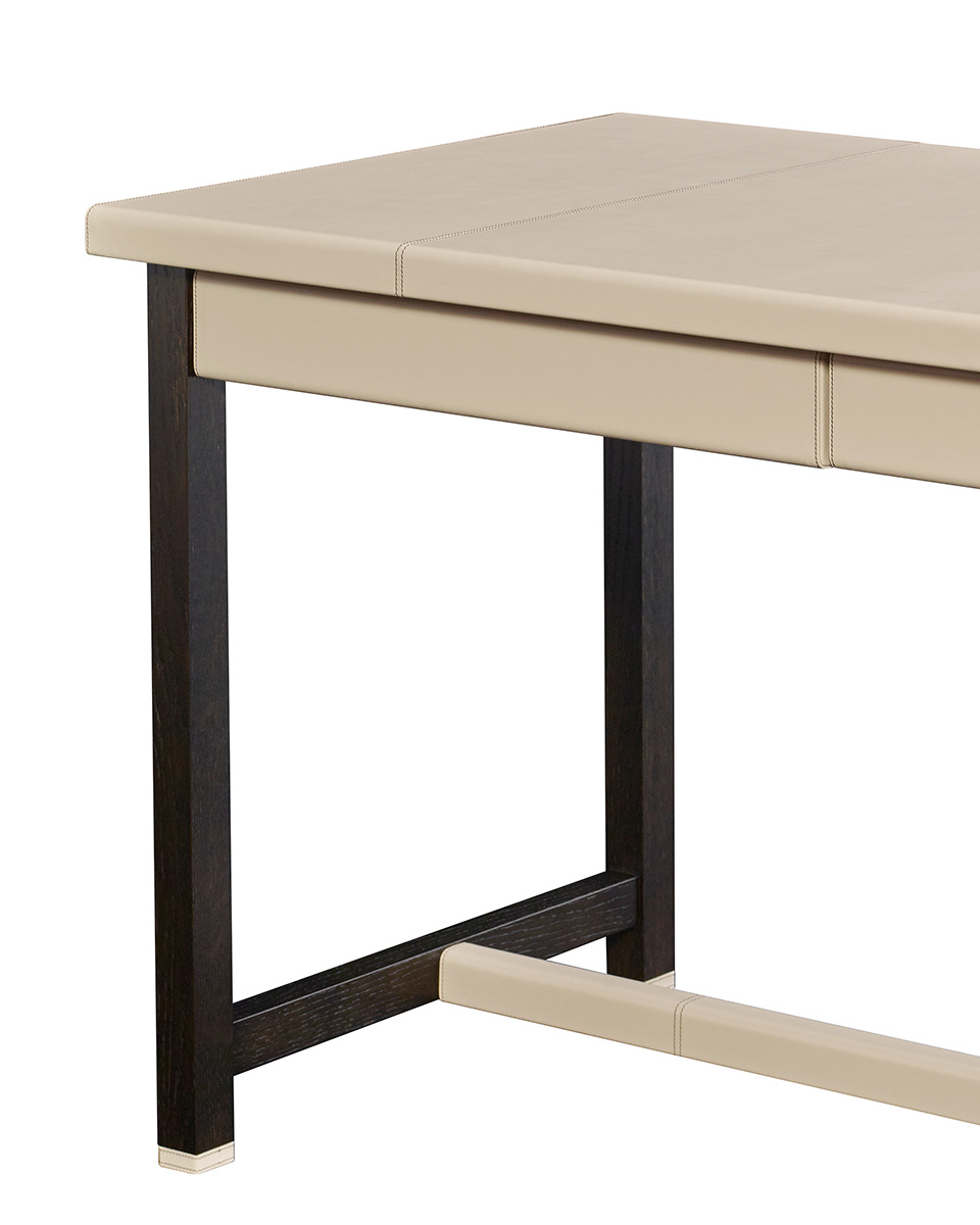 Ernest是一款精致的木质结构书桌，以皮革包饰，请参见Promemoria产品目录|Promemoria