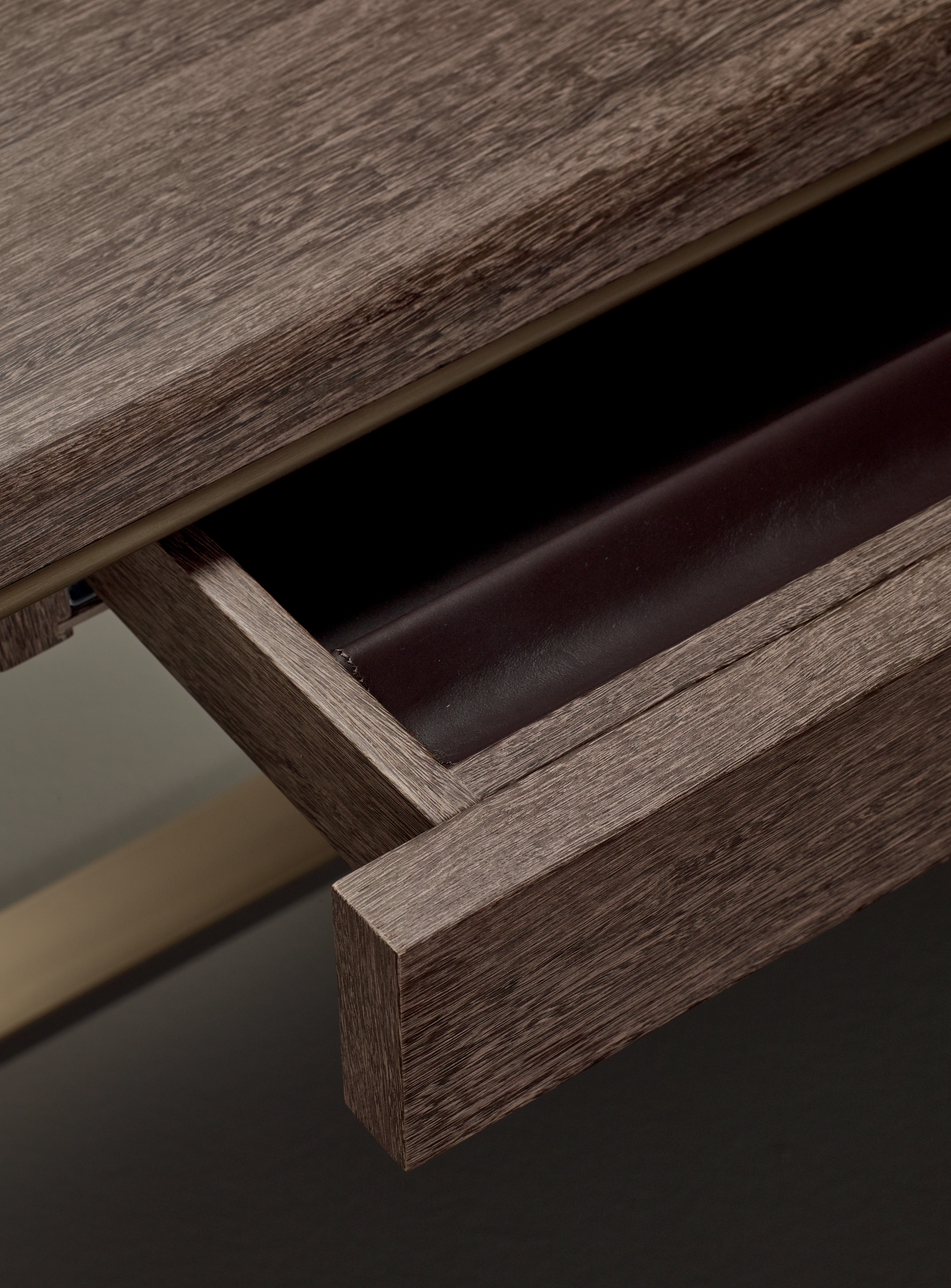 Galadriel is an essential writing desk with bronze structure and wooden tops and drawers from the Promemoria's catalogue | Promemoria