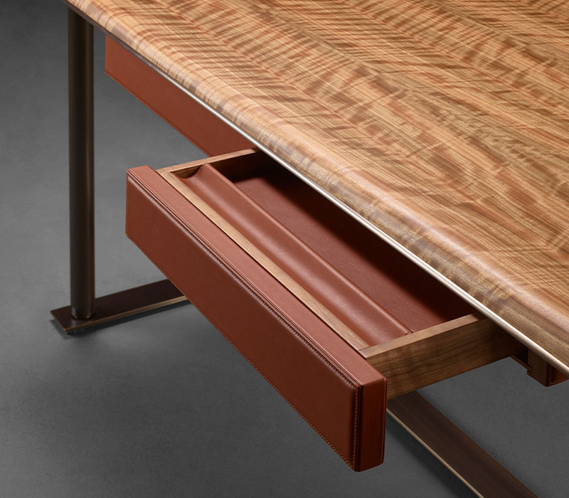 Galadriel是一款基础款书桌，采用铜质结构，木质桌面和抽屉，详见Promemoria产品目录|Promemoria