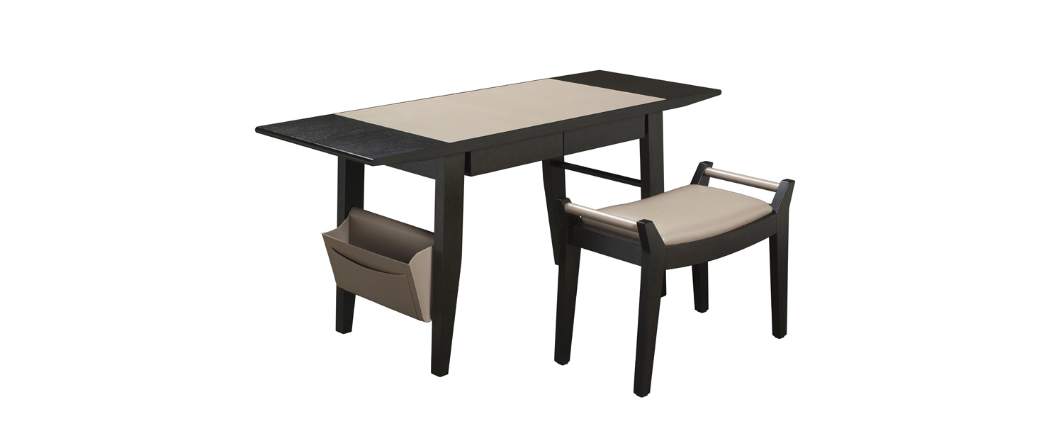 /mediaIsaac是一款小巧实用的书桌，采用木质结构和抽屉，请参见Promemoria%20Amaranthine%20Tales系列|Promemoria