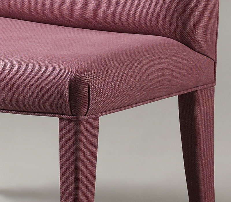 Dettaglio di Isotta, panca in legno con sedua e schienale in tessuto o pelle, del catalogo di Promemoria | Promemoria