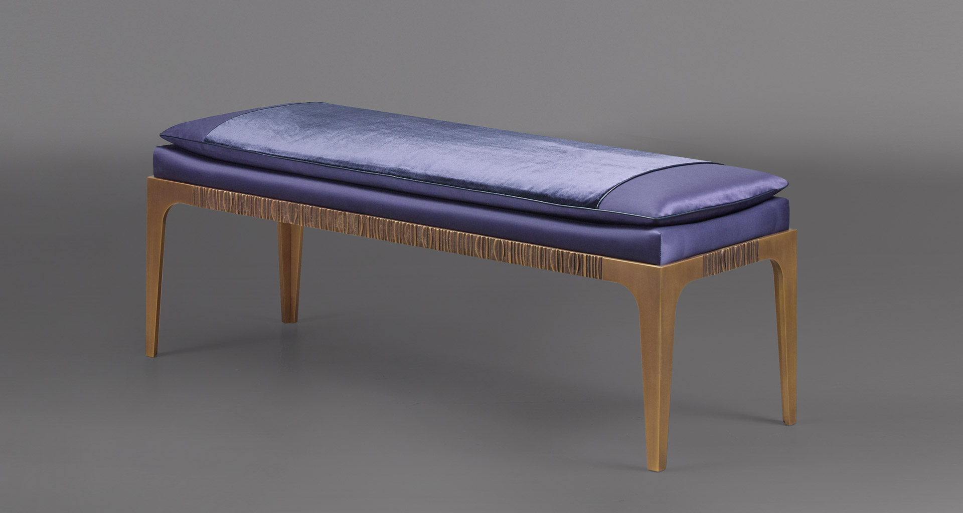 Montagu è una panca in bronzo con seduta in tessuto e pelle, della collezione The London Collection di Promemoria | Promemoria