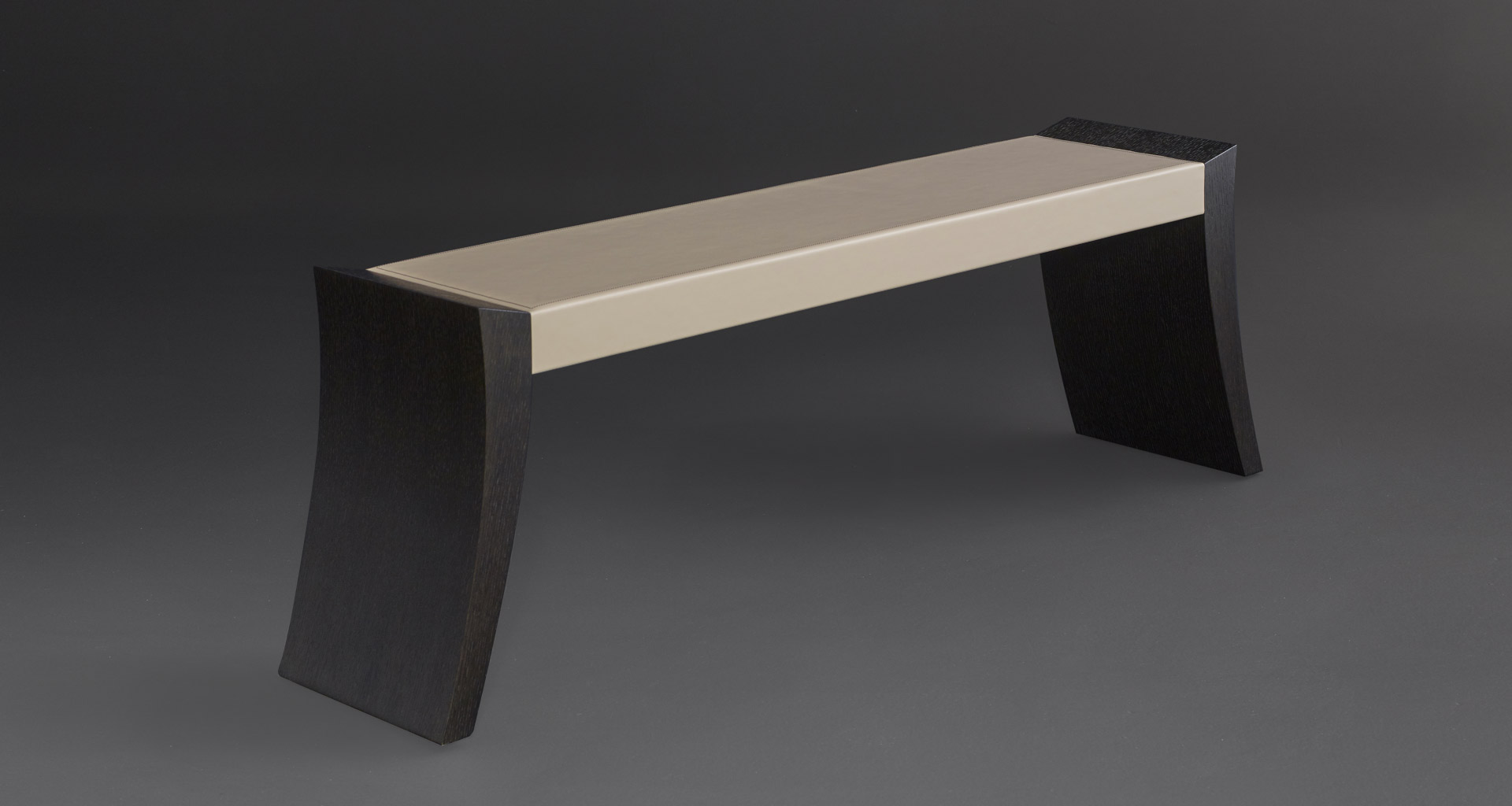 Spahire è una panca in legno, disponibile con top in pelle o galuchat, del catalogo di Promemoria | Promemoria