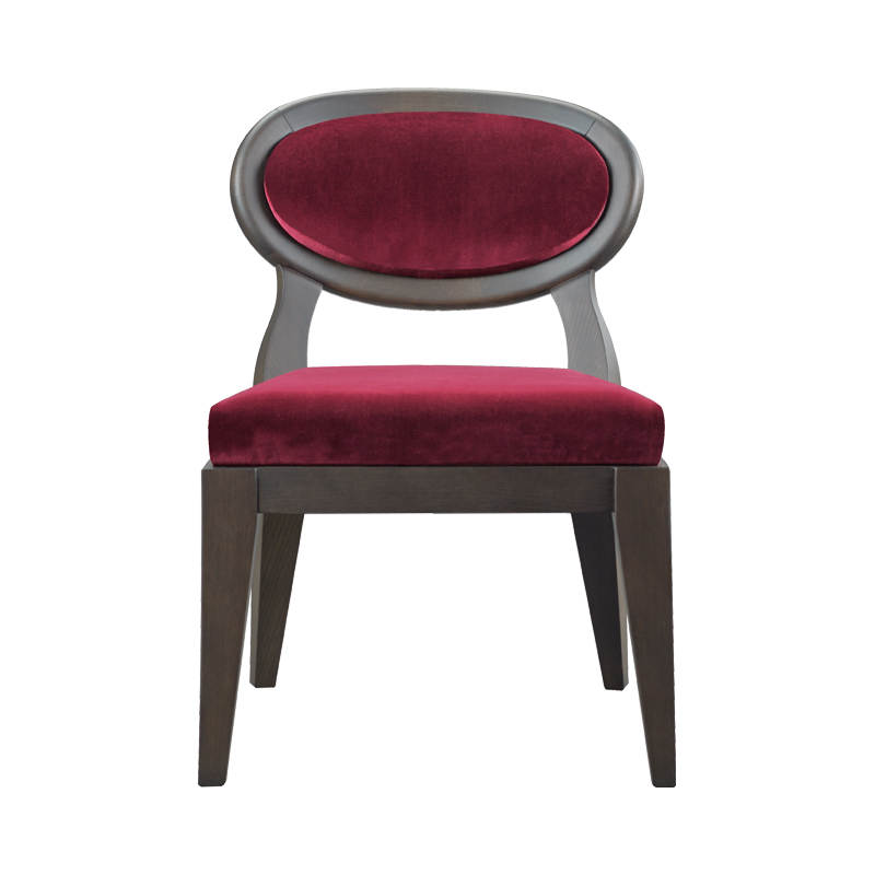 Amina est une chaise de salle à manger en bois et tissu ou cuir, disponible avec différentes combinaisons de tissus et de couleurs. Ce meuble figure dans le catalogue Promemoria | Promemoria