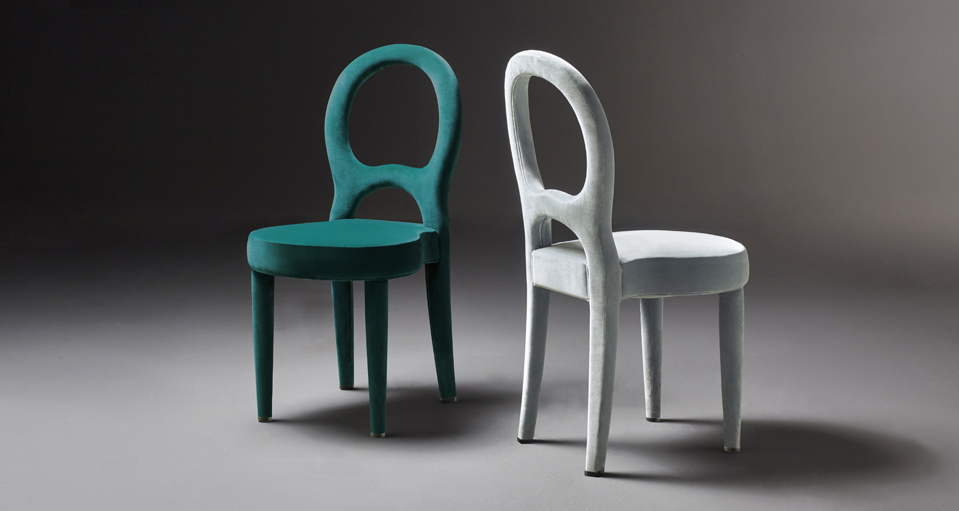 Bilou Bilou è una sedia da pranzo rivestita in velluto e lino o pelle nappa disponibile in diversi colori e nelle versioni standard, large e kids. Bilou Bilou è la più iconica delle sedie da pranzo del catalogo di Promemoria | Promemoria