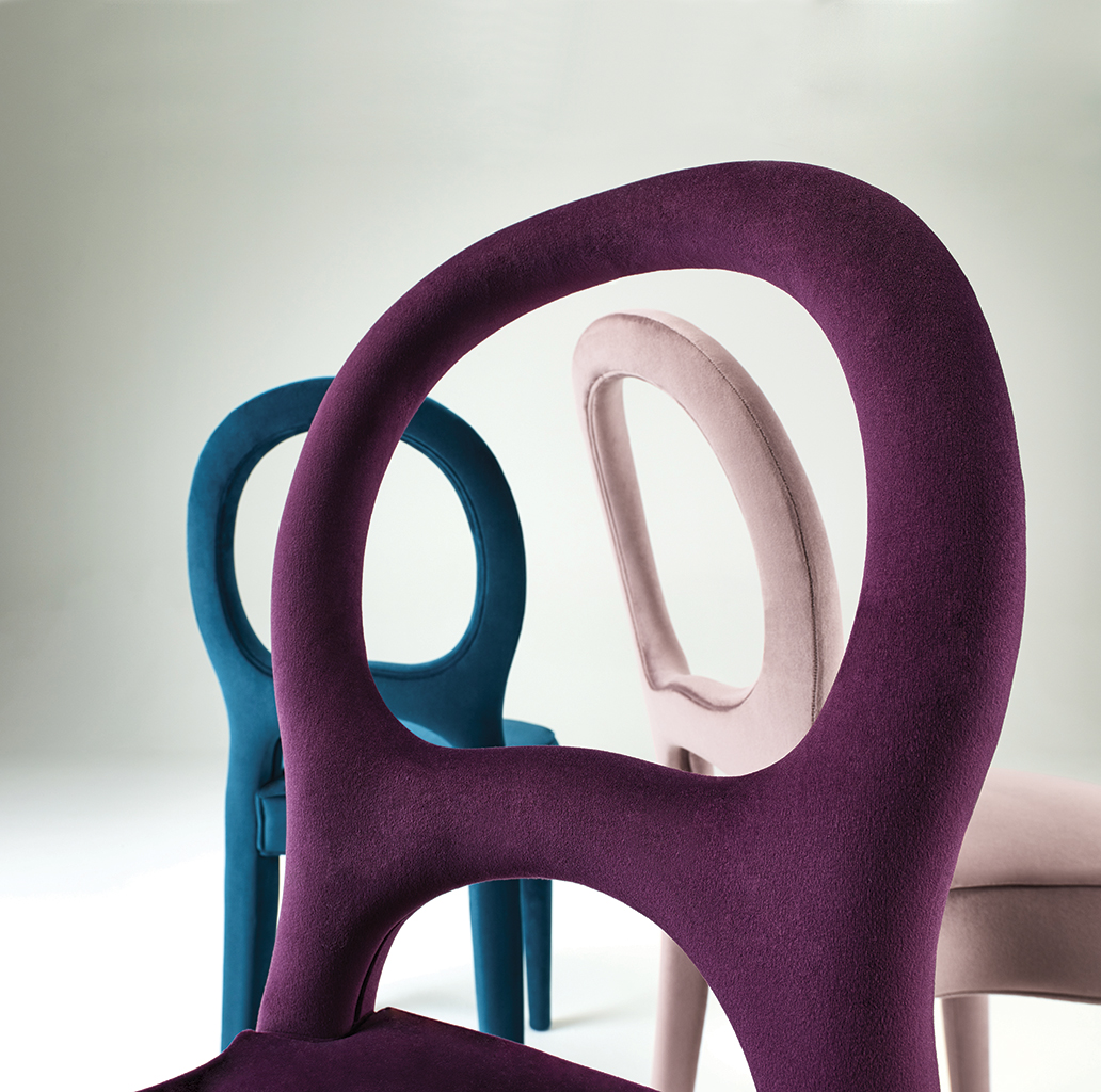 Bilou Bilou is a dining chair covered in velvet and linen or nappa leather available in different colors and in the versions standard, large and kids. Bilou Bilou is the most iconic dining chair from Promemoria's catalogue | Promemoria