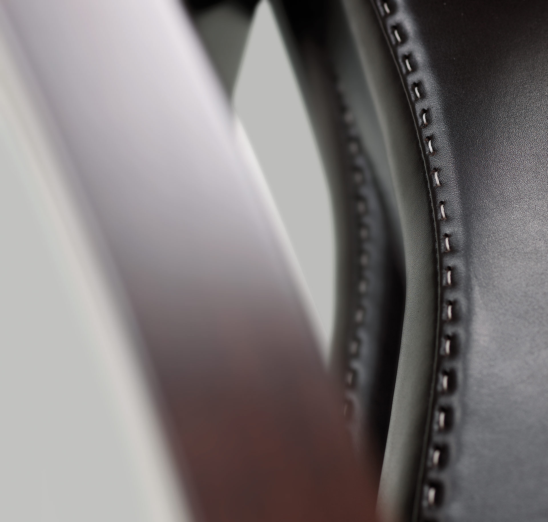 Dettaglio di Bistrot, sedia da pranzo in legno con braccioli e seduta e schienale in tessuto o pelle, del catalogo di Promemoria | Promemoria