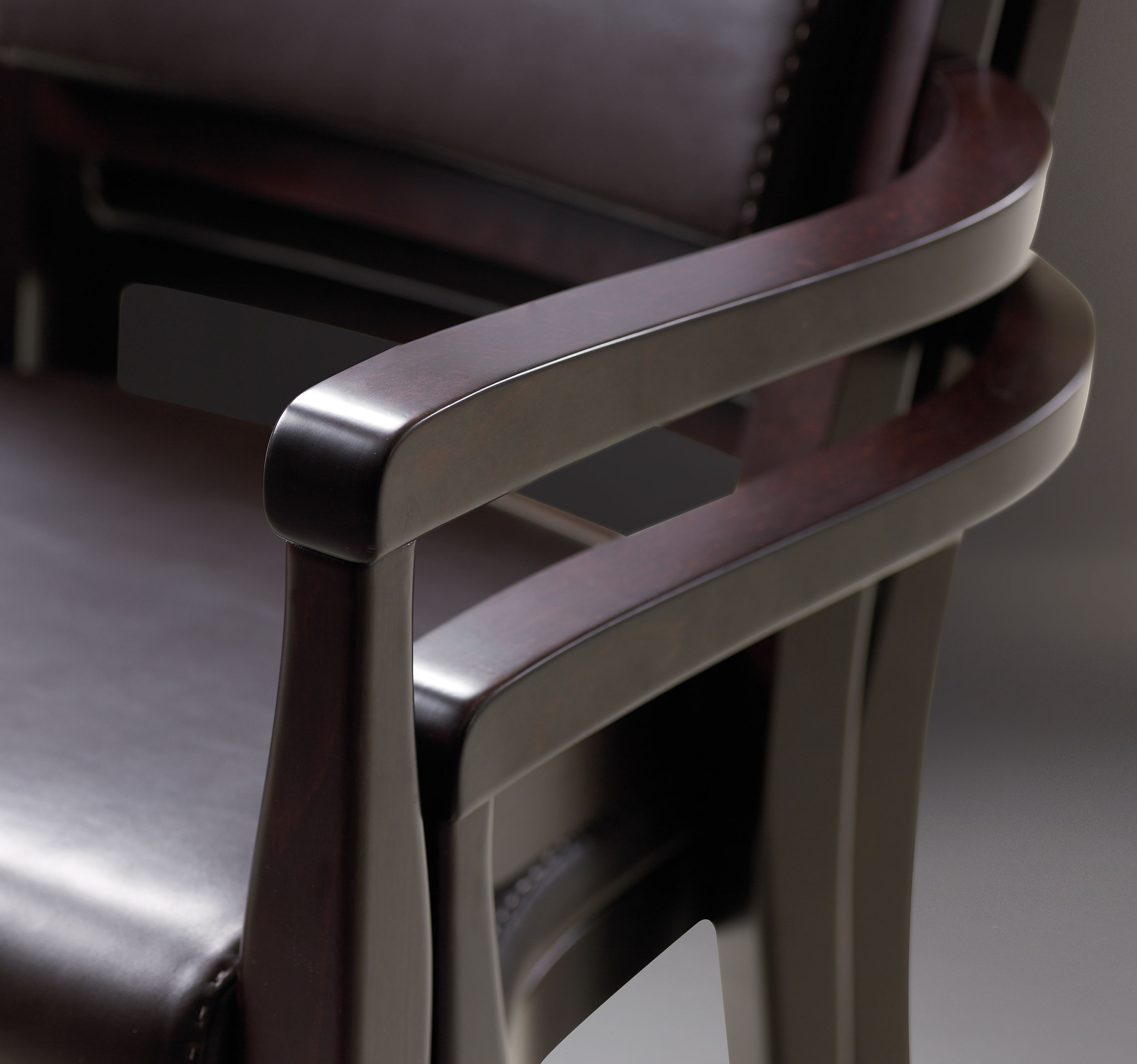 Dettaglio delle sedie Bistrot impilate, sedie da pranzo in legno con braccioli e seduta e schienale in tessuto o pelle, del catalogo di Promemoria | Promemoria