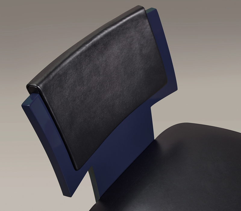 Dettaglio di Bramham, sedia da pranzo in semilucido con seduta in pelle e piedini in bronzo, della collezione The London Collection di Promemoria | Promemoria