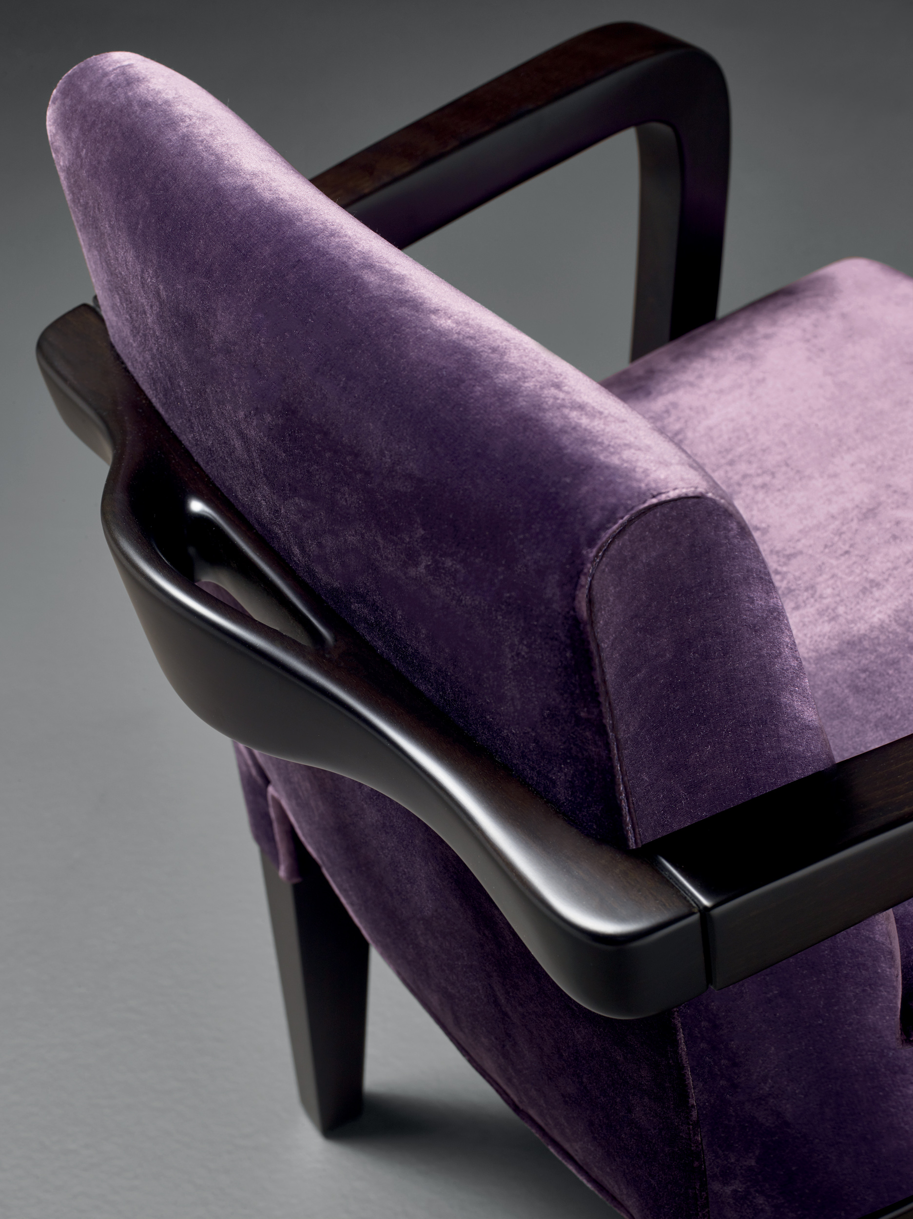 Brigitta Short è una sedia da pranzo in legno rivestita in tessuto o pelle, con una maniglia sullo schienale, del catalogo di Promemoria | Promemoria