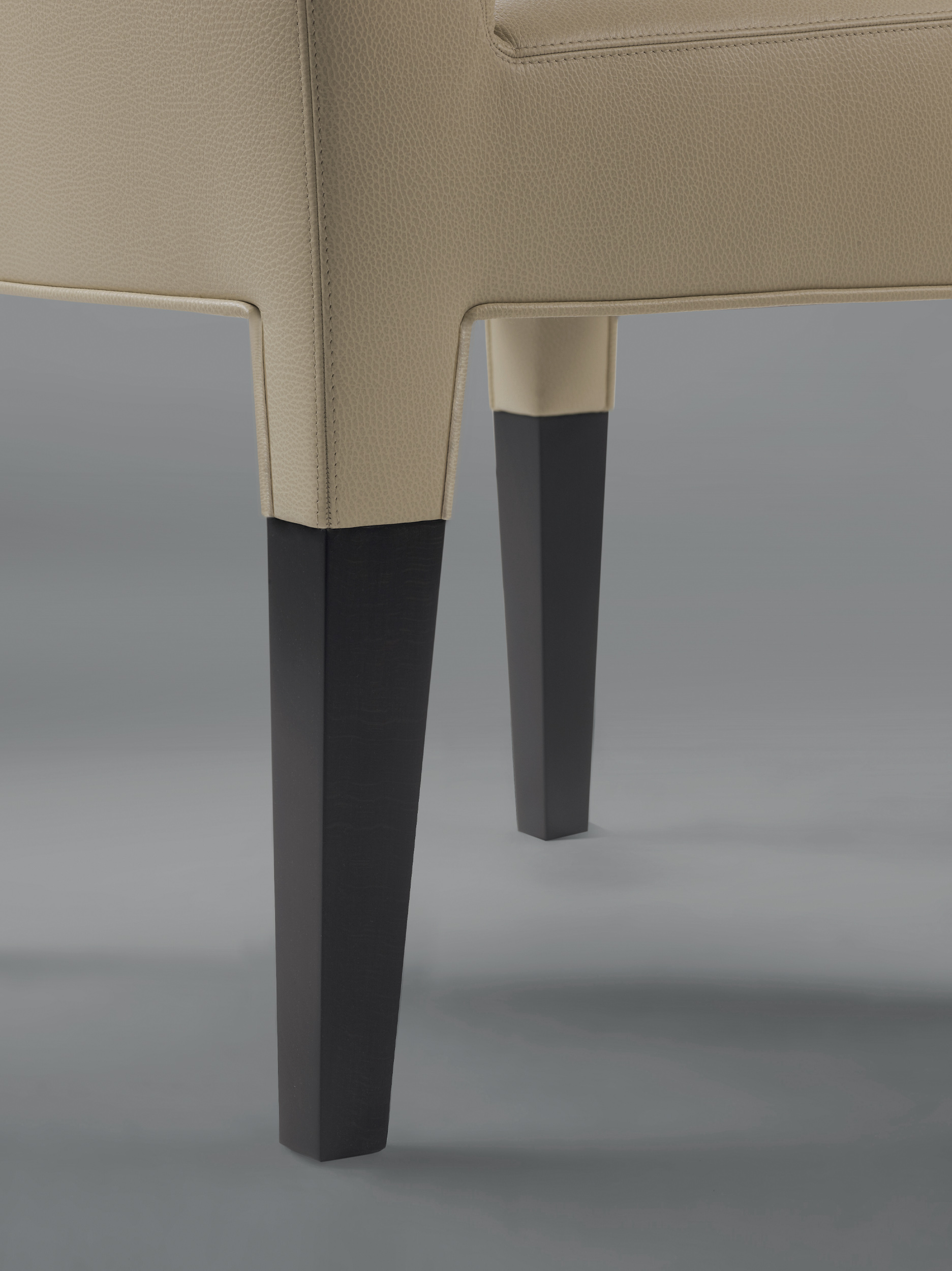 Dettaglio della maniglia sullo schienale di Brigitta Short, sedia da pranzo in legno rivestita in tessuto o pelle, del catalogo di Promemoria | Promemoria