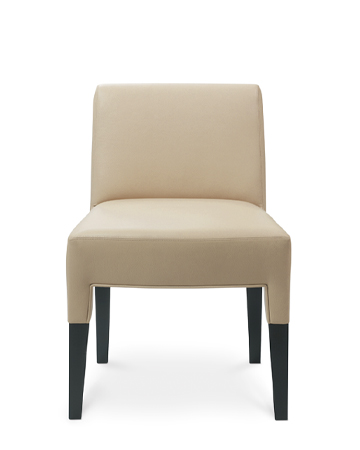 Brigitta Short è una sedia da pranzo in legno rivestita in tessuto o pelle, con una maniglia sullo schienale, del catalogo di Promemoria | Promemoria