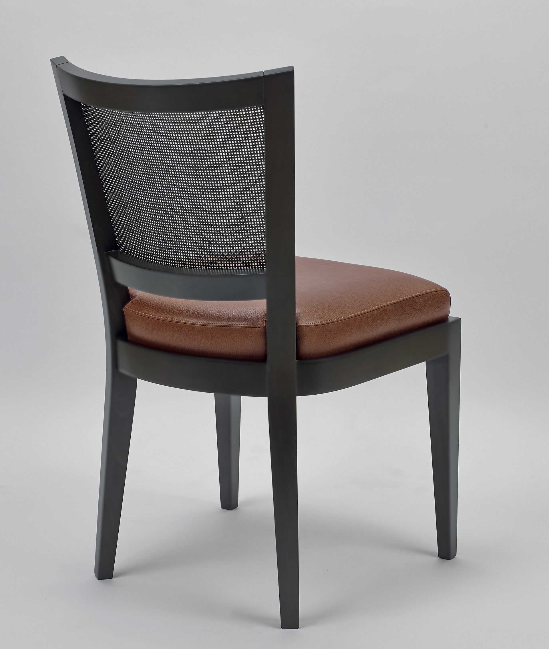 Caffè è una sedia da pranzo in legno con schienale in paglia e seduta in tessuto o pelle, del catalogo di Promemoria | Promemoria