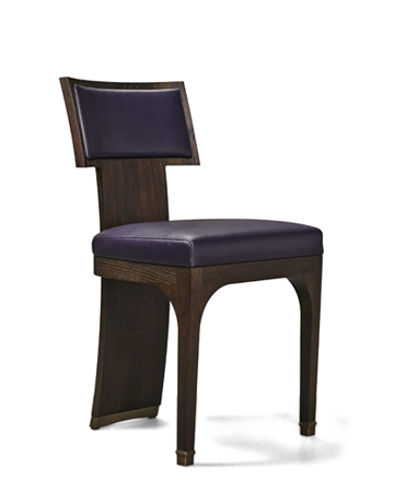 DC Chair è una sedia da pranzo in legno con seduta e schienale in pelle e piedini in bronzo, della collezione The London Collection di Promemoria | Promemoria