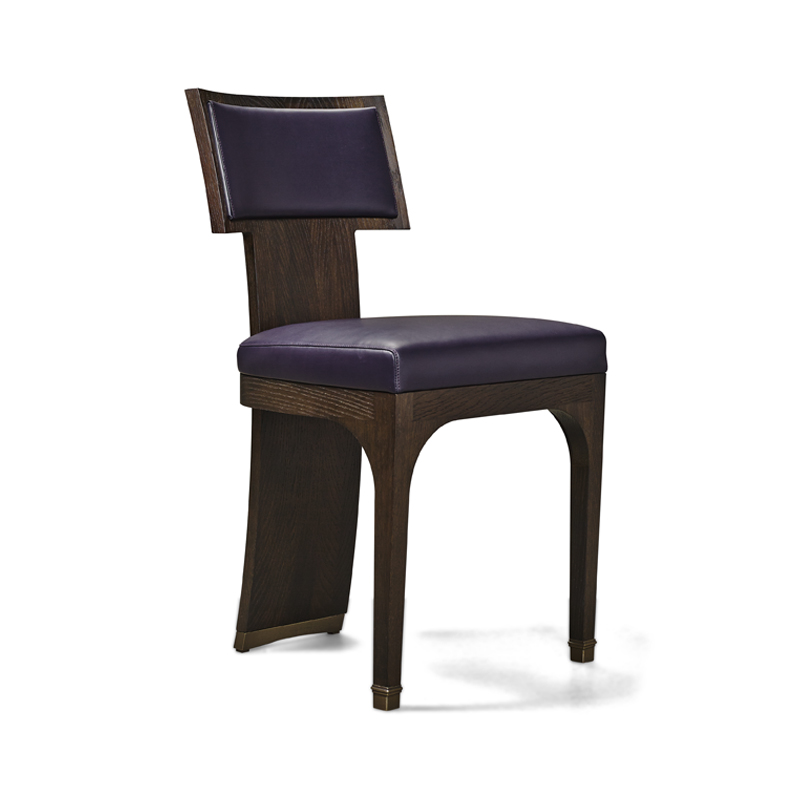 „DC Chair“ ist ein Esszimmerstuhl aus Holz mit Sitzfläche und Rückenlehne aus Leder sowie Bronzefüßen, aus der „London Collection“ von Promemoria | Promemoria