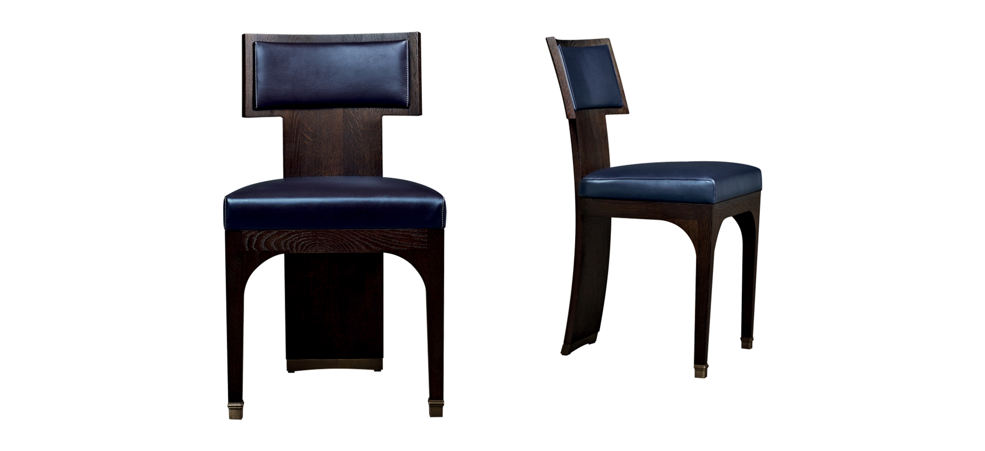 „DC Chair“ ist ein Esszimmerstuhl aus Holz mit Sitzfläche und Rückenlehne aus Leder sowie Bronzefüßen, aus der „London Collection“ von Promemoria | Promemoria