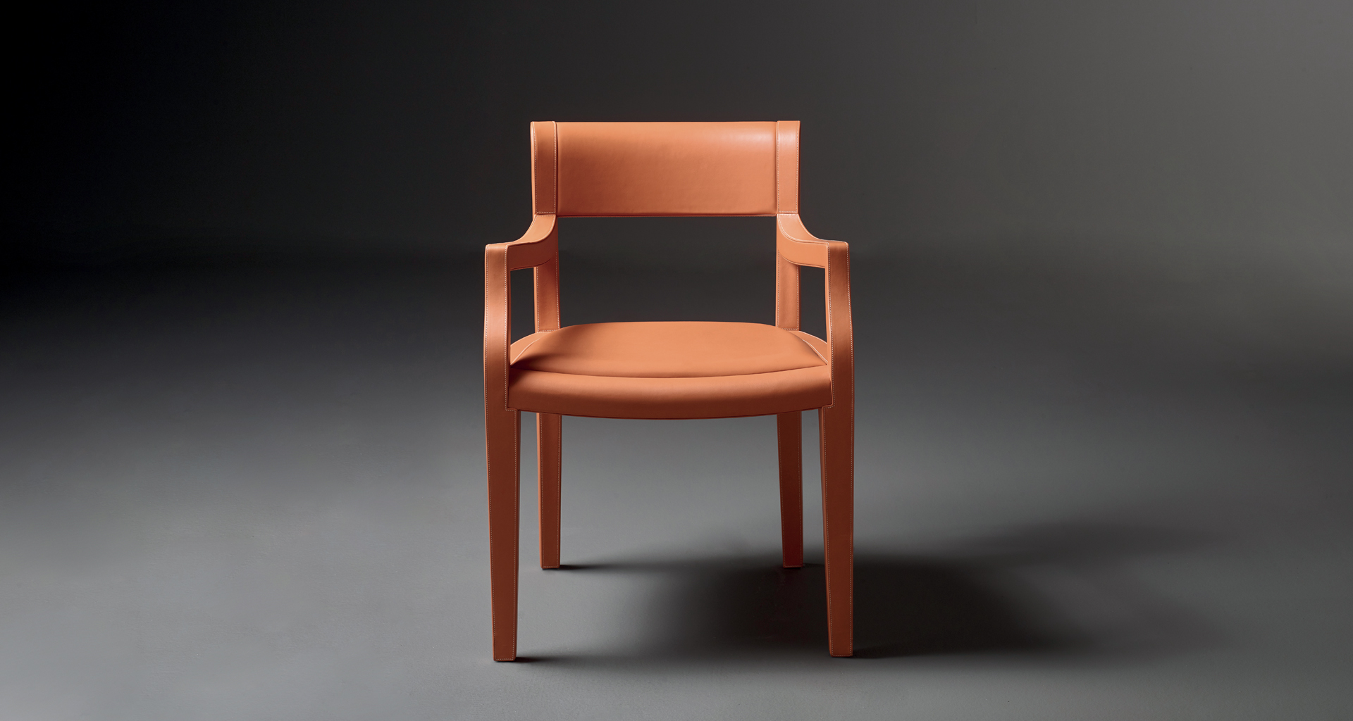 Eloise è una sedia da pranzo in legno con seduta in pelle, disponibile con o senza braccioli del catalogo di Promemoria | Promemoria