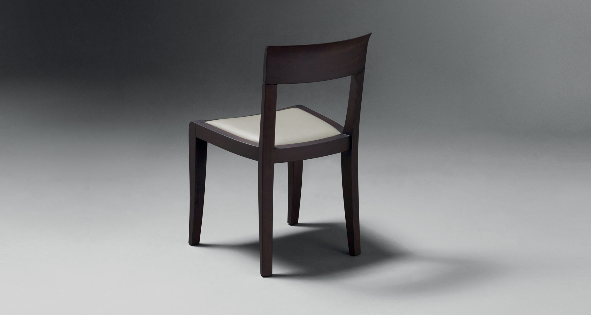 Eloise è una sedia da pranzo in legno con seduta in pelle, disponibile con o senza braccioli del catalogo di Promemoria | Promemoria
