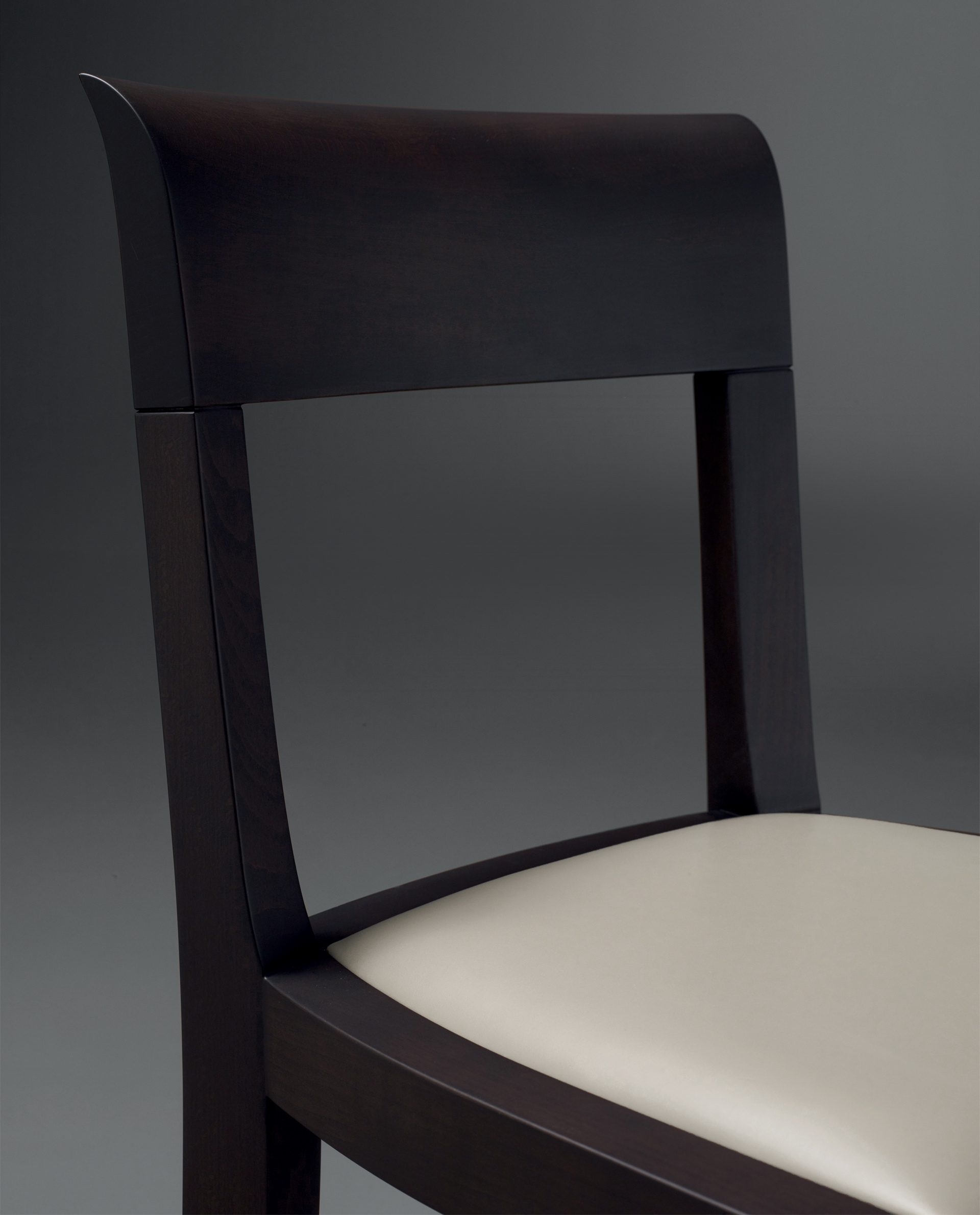 Eloise è una sedia da pranzo in legno con seduta in pelle, disponibile con o senza braccioli del catalogo di Promemoria | Promemoria