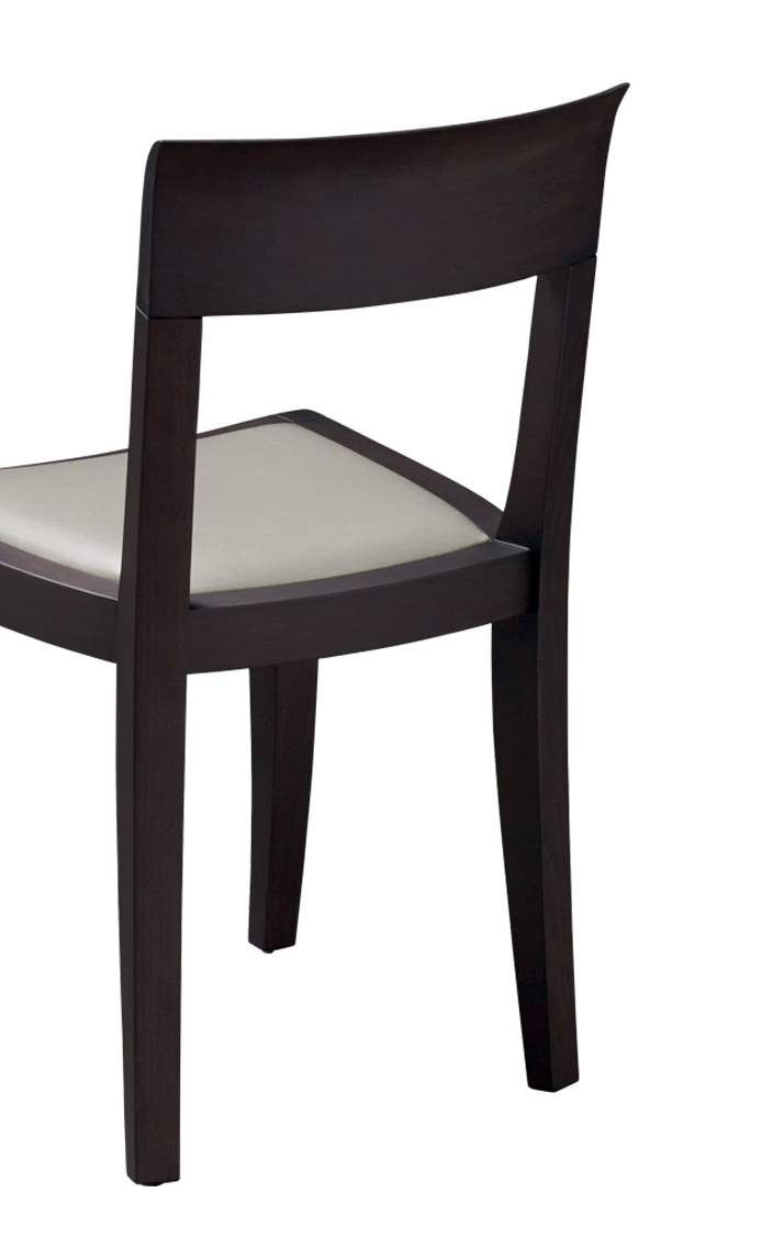 Eloise est une chaise de salle à manger en bois avec assise en cuir, proposée avec ou sans accoudoirs. Ce meuble figure dans le catalogue Promemoria | Promemoria