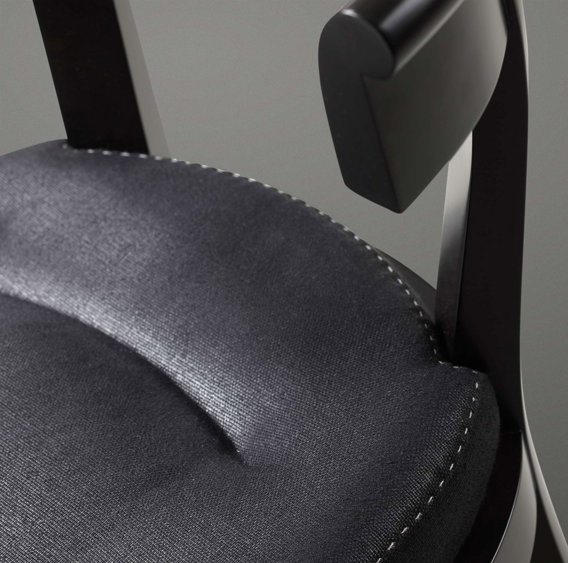 Seat detail of Irene, a wooden dining chair with a semi-circle backrest, from Promemoria's catalogue | Promemoria