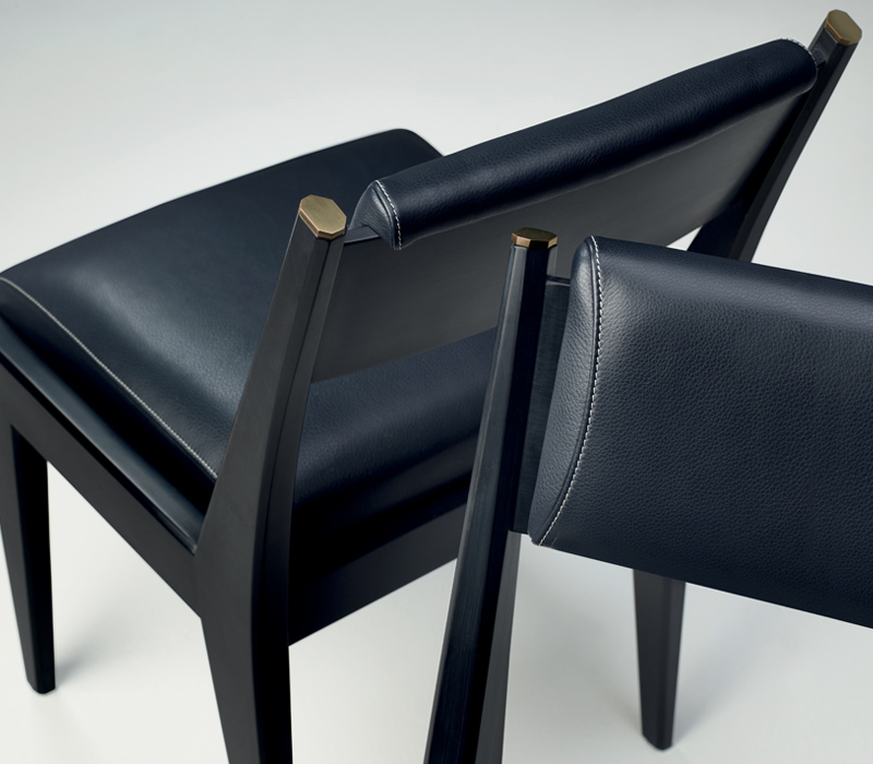 „Iris“ ist ein Holzstuhl mit Bronzedetails und Lederpolstern, aus der Kollektion „Indigo Tales“ von Promemoria | Promemoria