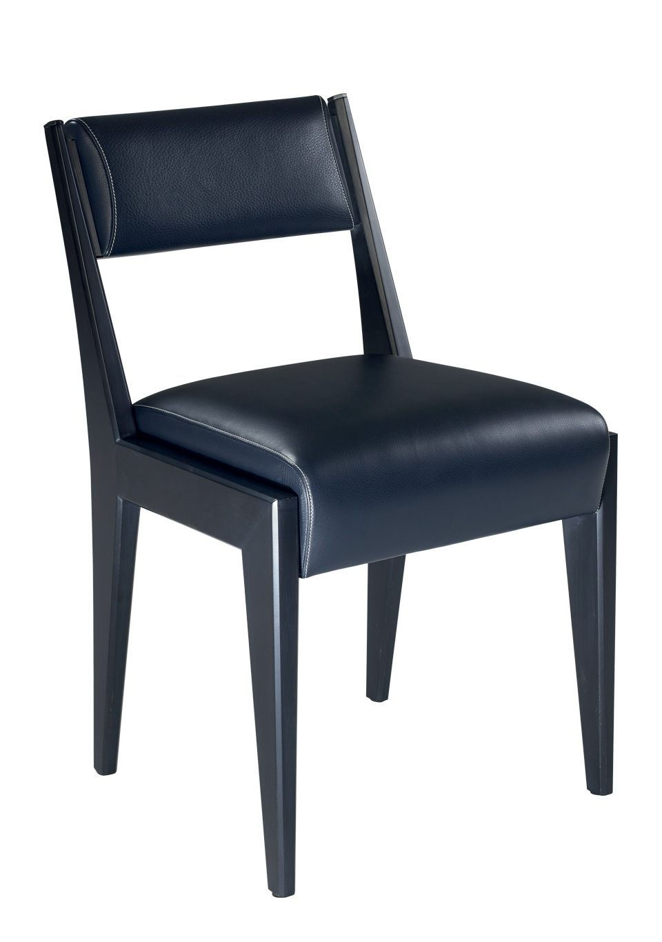 Iris est une chaise en bois avec des finitions en bronze et des coussins en cuir. Ce meuble fait partie de la collection « Indigo Tales » de Promemoria | Promemoria