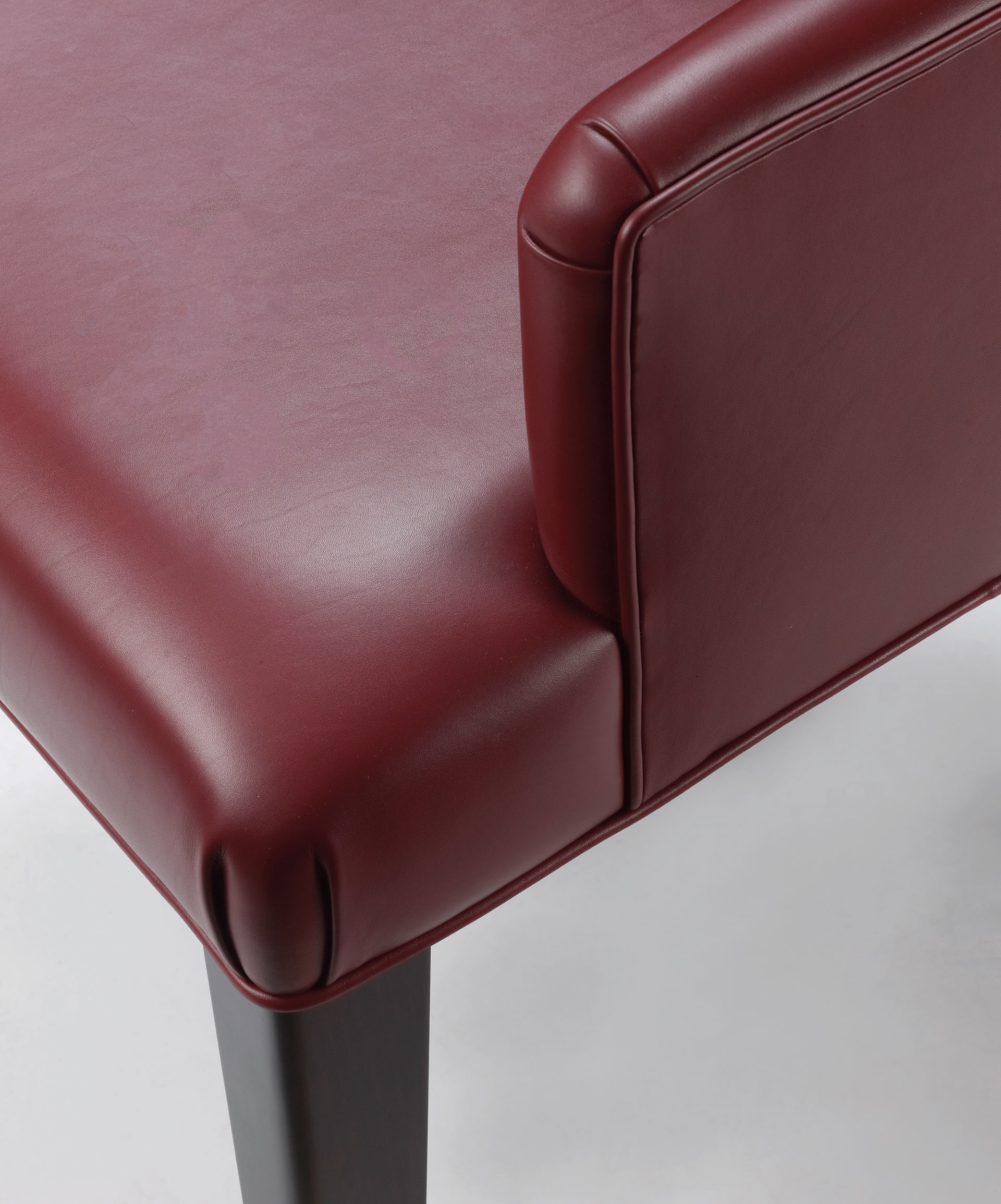 Isotta è una sedia da pranzo in legno con o senza braccioli e con shienale rivestito in tessuto o pelle, del catalogo di Promemoria | Promemoria