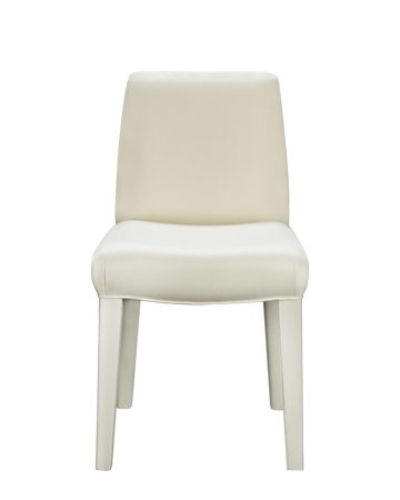 Isotta est une chaise de salle à manger en bois, avec ou sans accoudoirs, et avec dossier revêtu de tissu ou cuir. Ce meuble figure dans le catalogue Promemoria | Promemoria