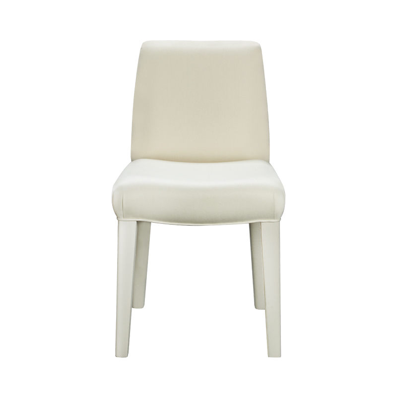 Isotta è una sedia da pranzo in legno con o senza braccioli e con shienale rivestito in tessuto o pelle, del catalogo di Promemoria | Promemoria
