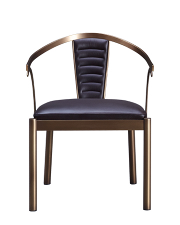 Jasmine est une chaise de salle à manger en bronze avec accoudoirs, revêtue de cuir. Ce meuble figure dans le catalogue Promemoria | Promemoria