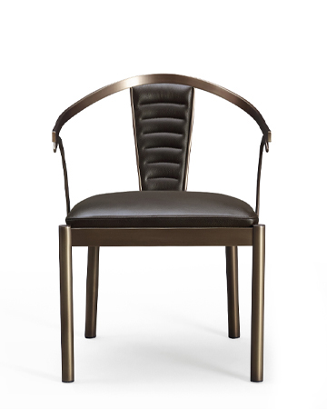 Jasmine è una sedia da pranzo in bronzo con braccioli, ricoperta in pelle, del catalogo di Promemoria | Promemoria