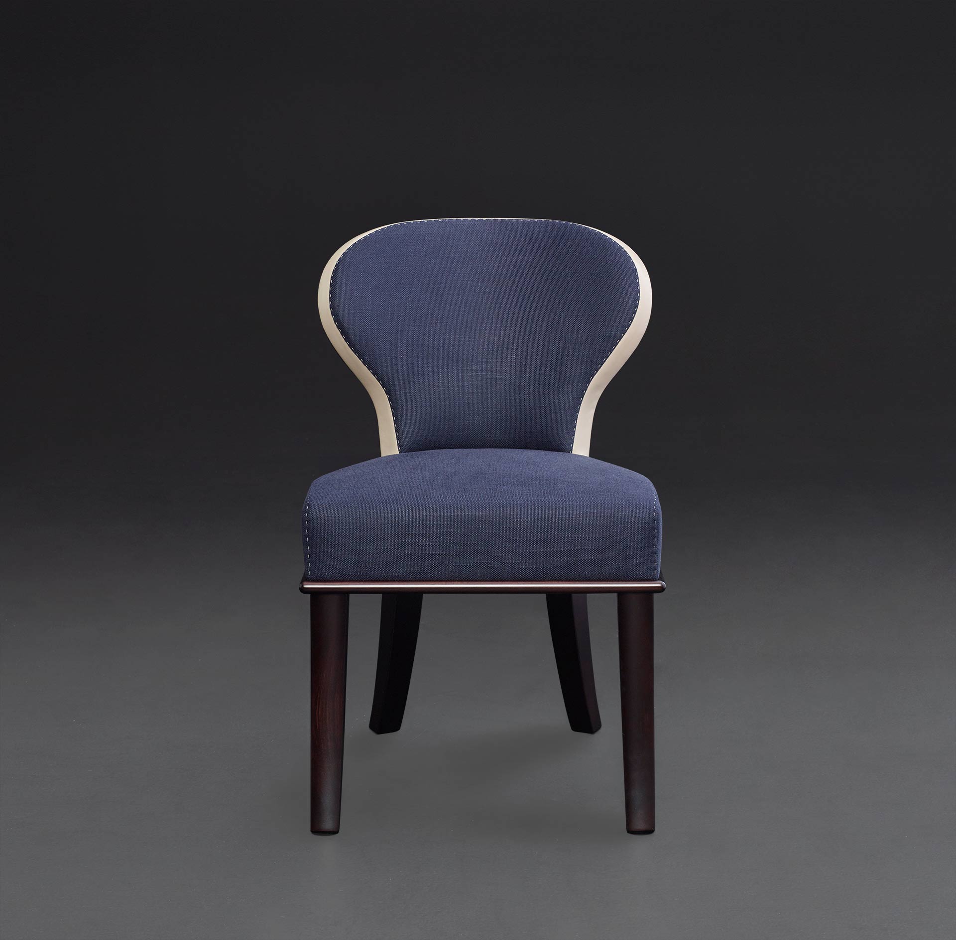 Moka e Roka sono due sedie in legno rivestite in tessuto e pelle, con o senza braccioli in bronzo, del catalogo di Promemoria | Promemoria