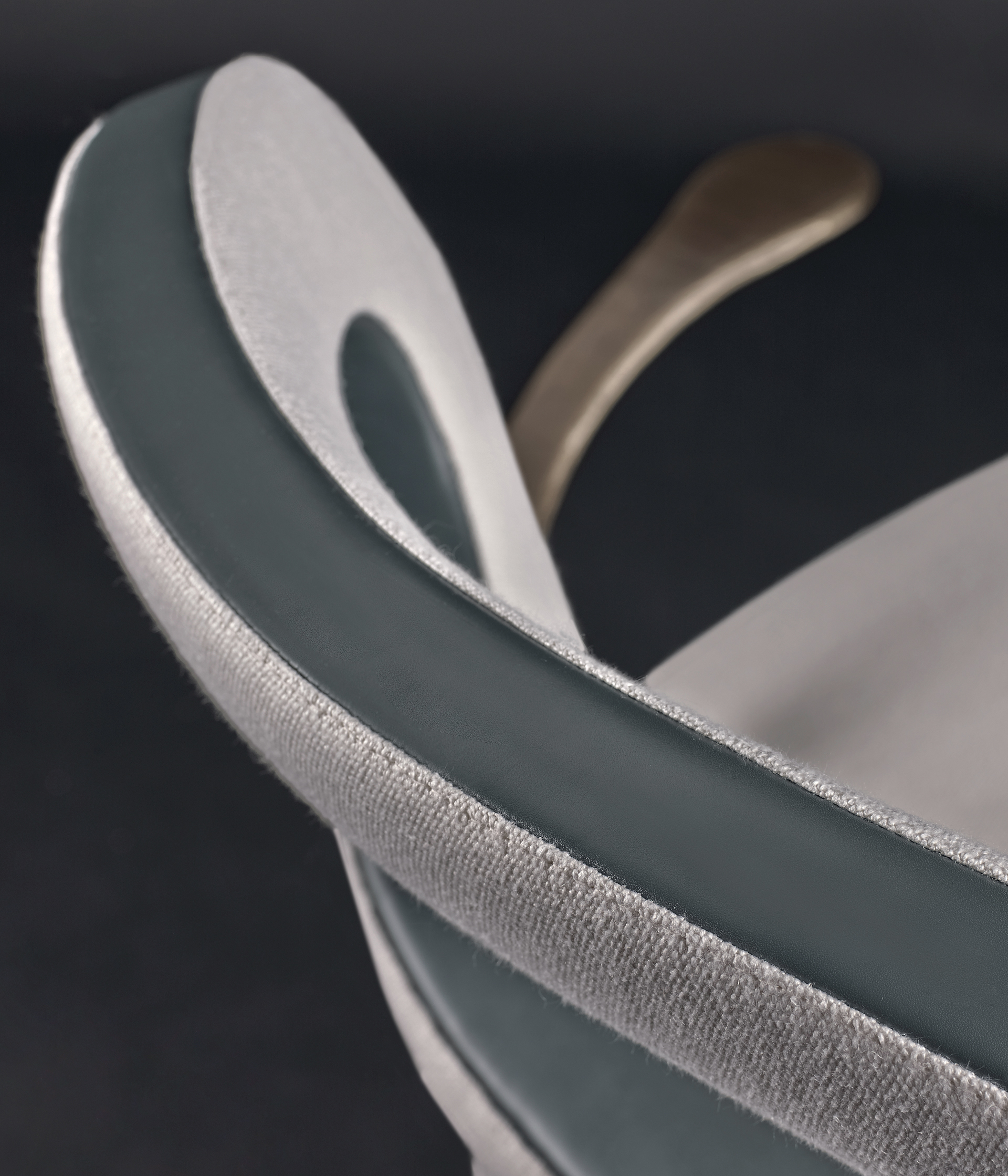 Moka e Roka sono due sedie in legno rivestite in tessuto e pelle, con o senza braccioli in bronzo, del catalogo di Promemoria | Promemoria